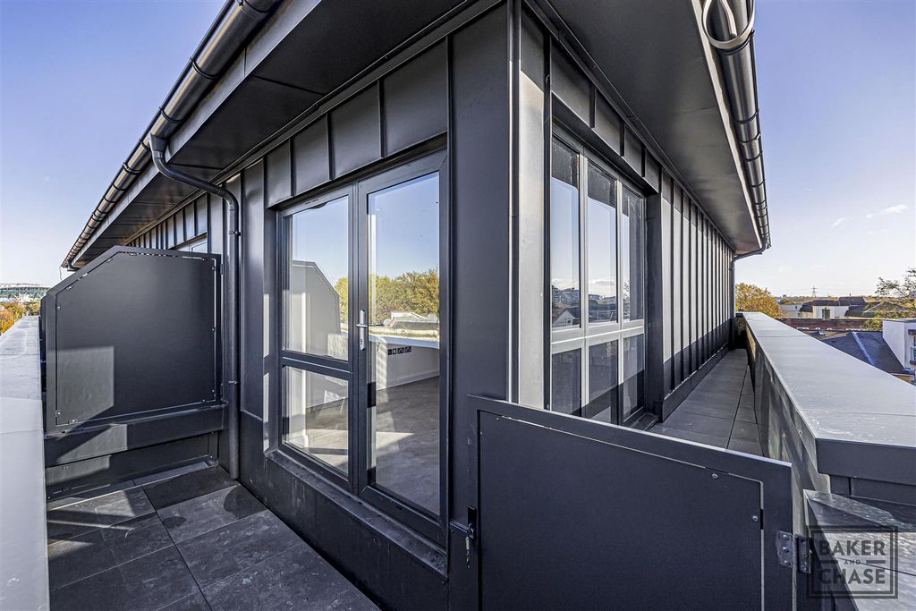 Property photo 1 of 11 Balcony