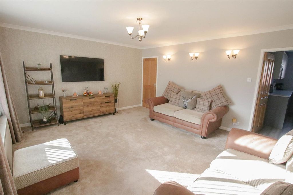 Property photo 2 of 27 Lounge