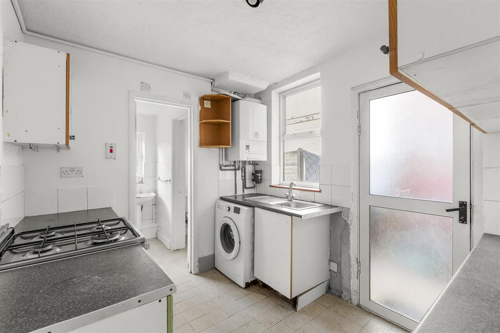 Property photo 3 of 15 153 Hughenden Rd, Hp13 5Pn-10.Jpg