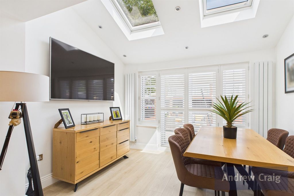 Property photo 3 of 25 Sunroom