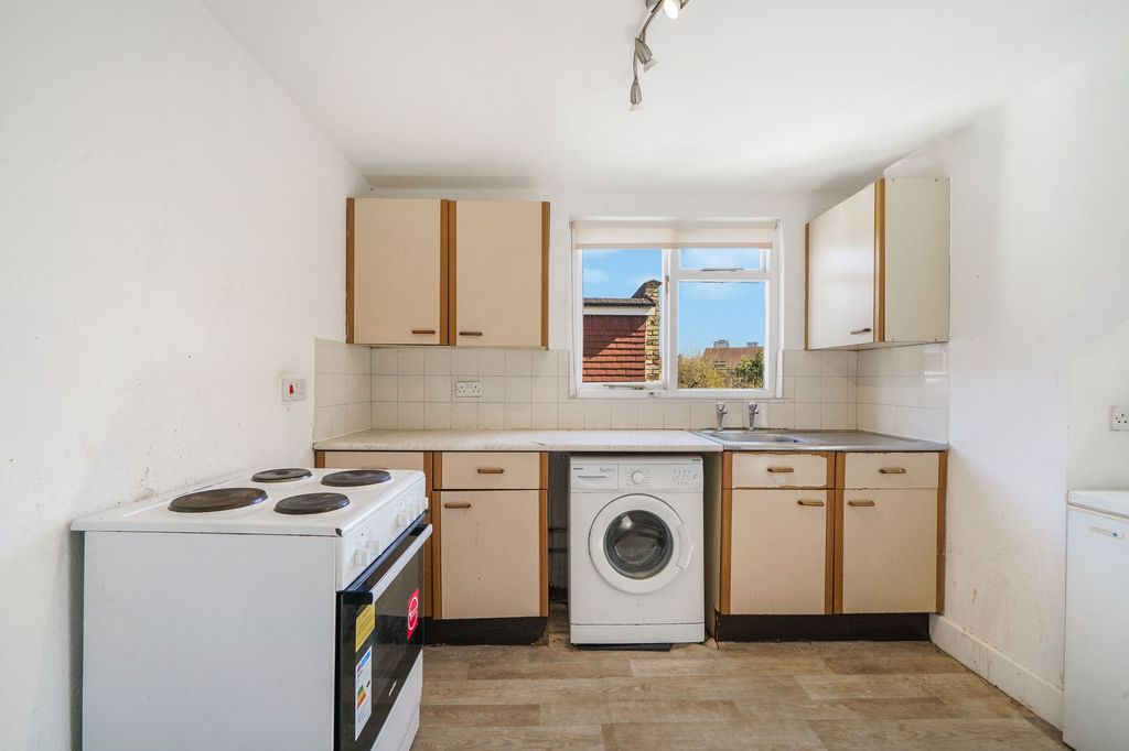 Property photo 3 of 11 Flat 3, 29 Epsom Road - 5Zsxshucjujfmhimnjb3