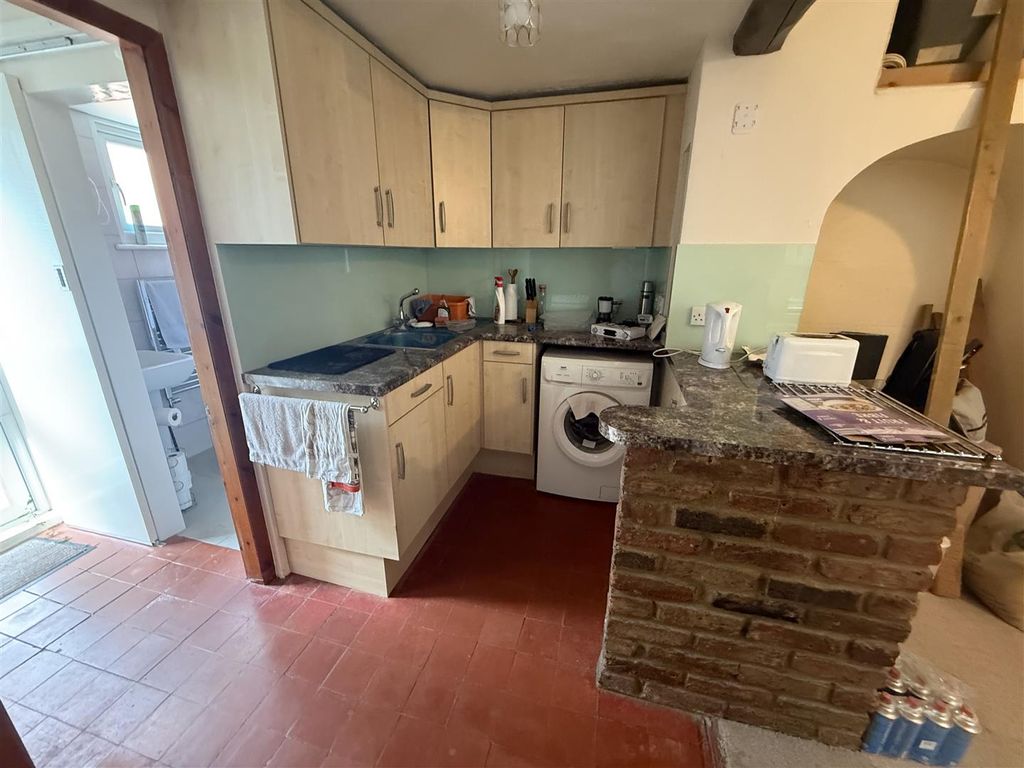 Property photo 2 of 8 Kitchen