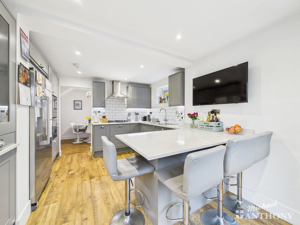 Property photo 2 of 20 Cam02773G0-Pr0389-Still017