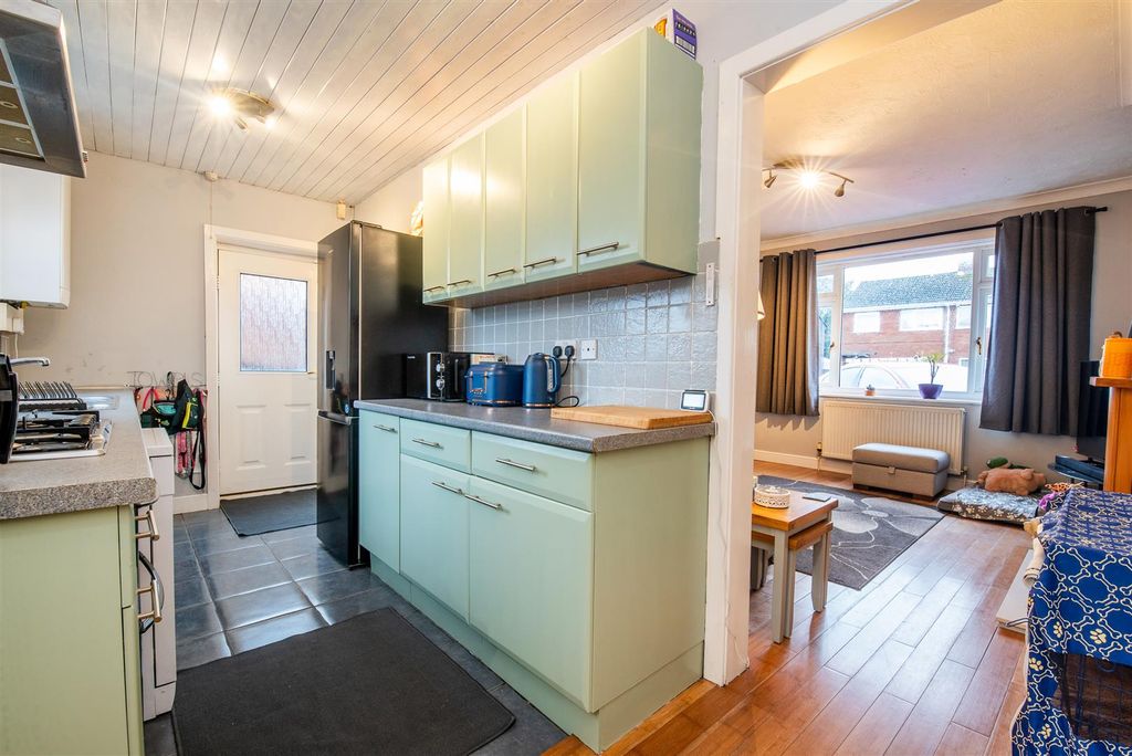 Property photo 3 of 19 Kitchen