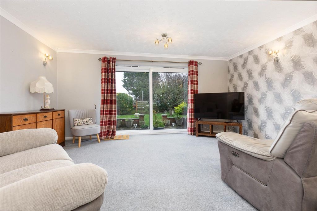 Property photo 2 of 23 Lounge/Diner