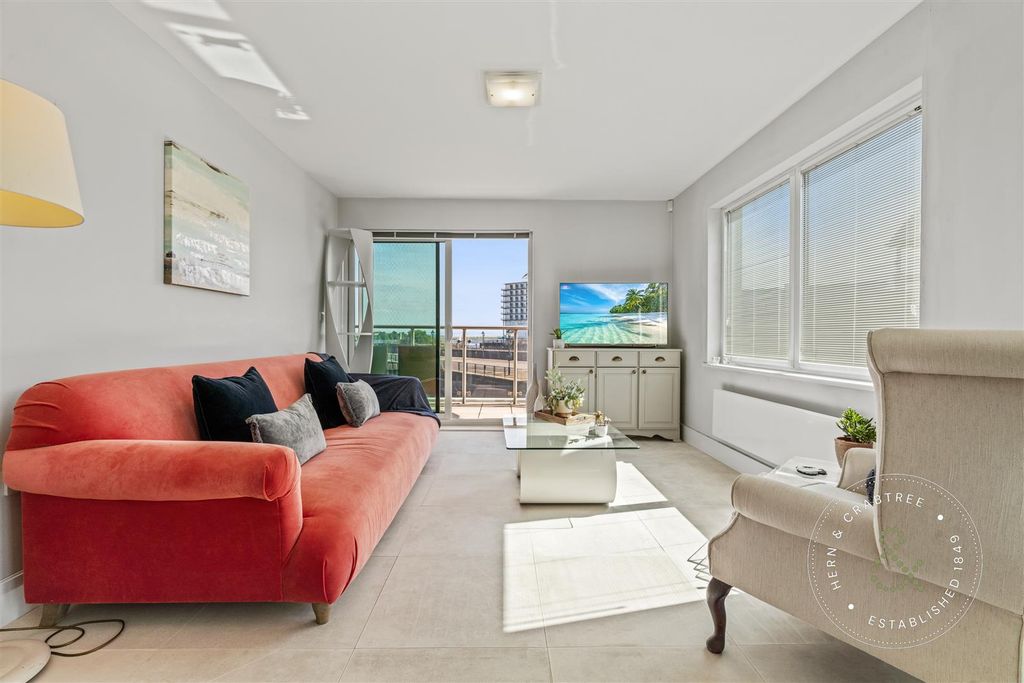 Property photo 2 of 51 Harbour Point, Hern Crabtree (21).Jpg