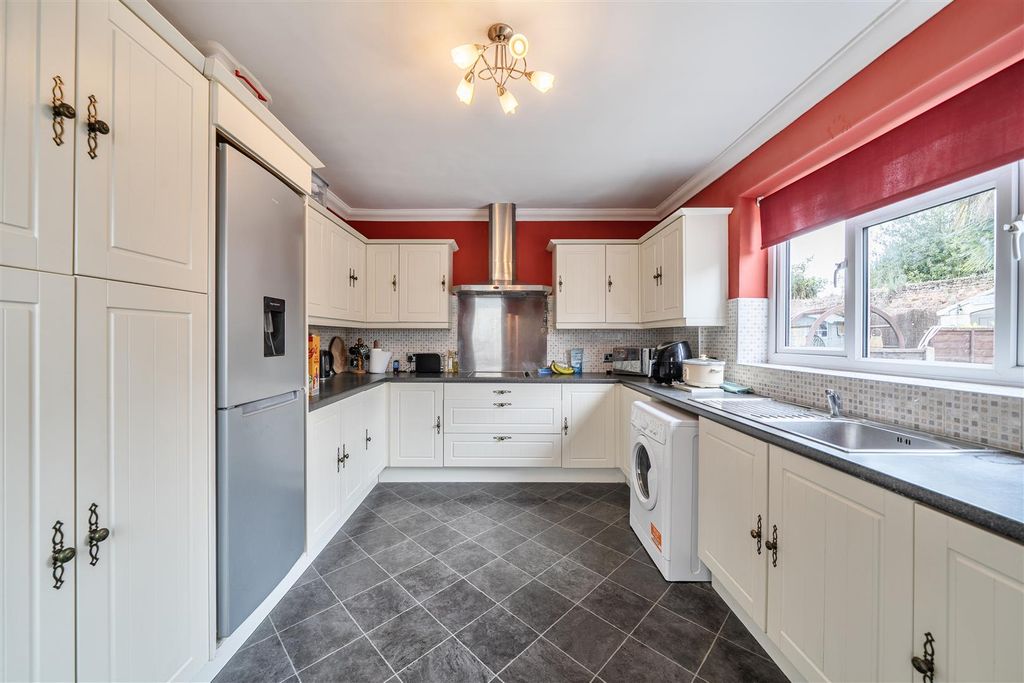 Property photo 3 of 19 Kitchen