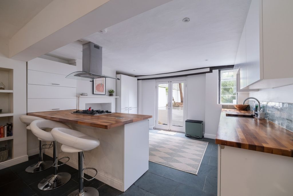 Property photo 2 of 24 Ashburnham