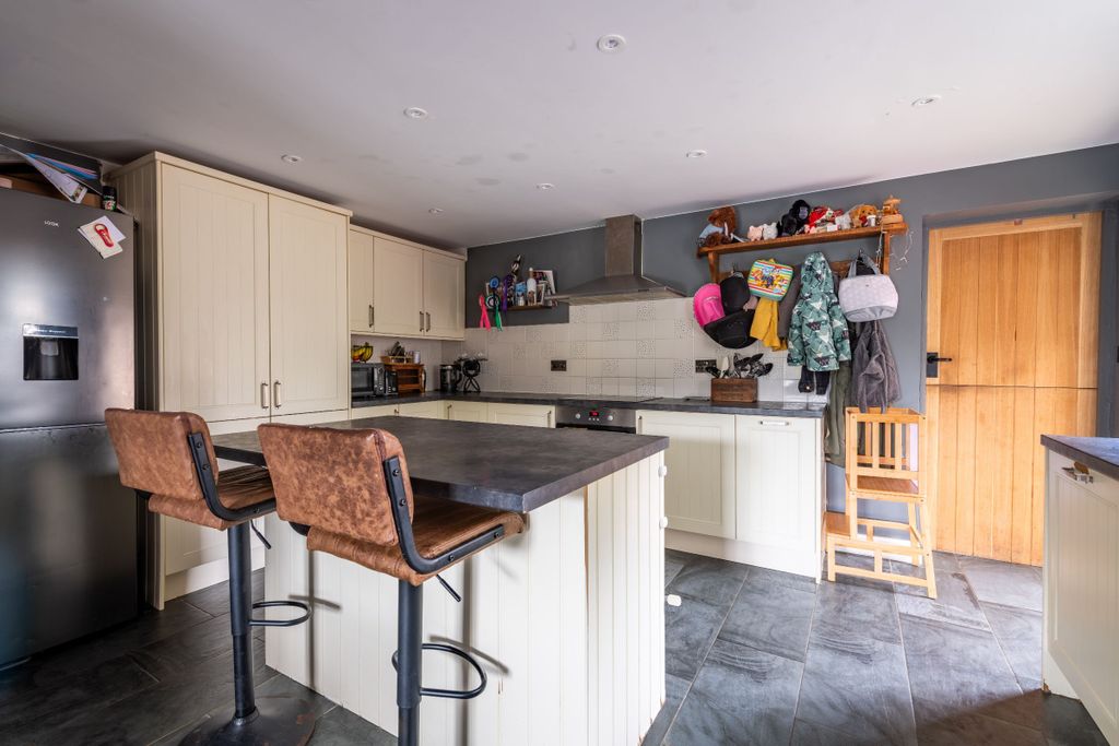 Property photo 2 of 23