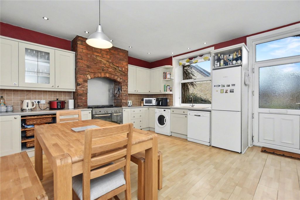 Property photo 2 of 23 Picture No. 11