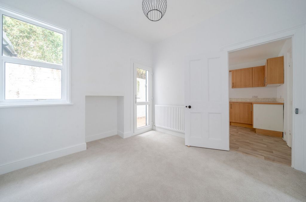 Property photo 2 of 10 1309522-10-6847Fc...