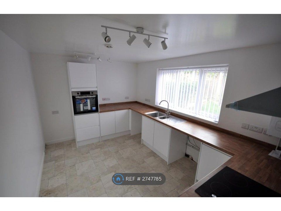 Property photo 1 of 11 Kitchen