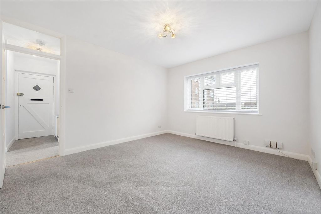 Property photo 2 of 11 Avenue Court-3.Jpg