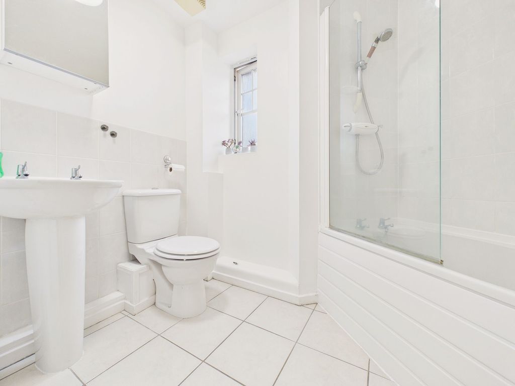 Property photo 3 of 9 Bathroom