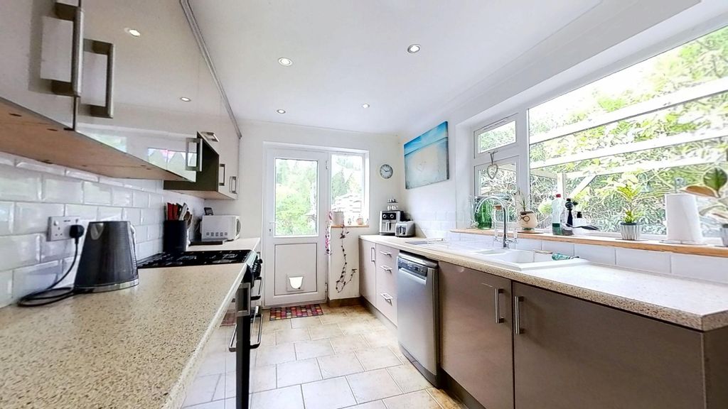 Property photo 3 of 16 Kitchen