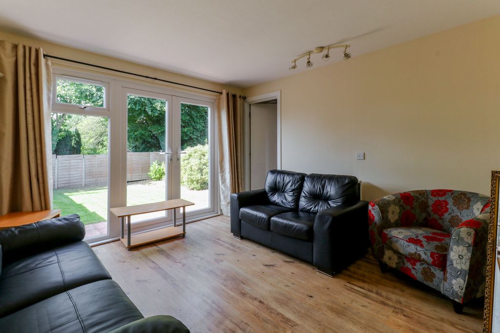 Property photo 3 of 9 22 Fd Lounge