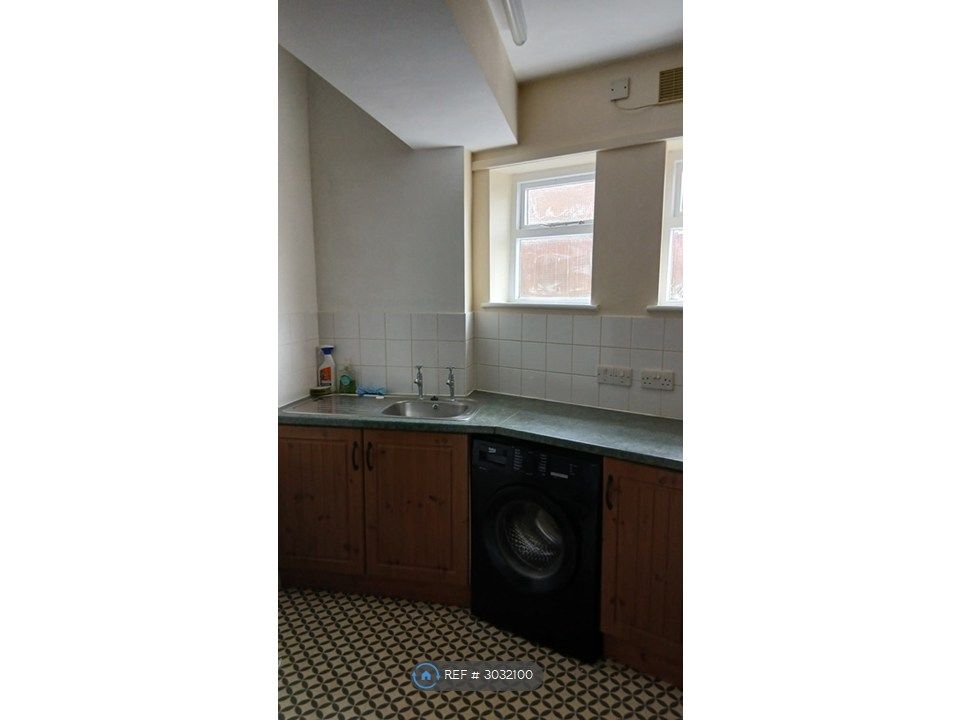 Property photo 3 of 7 Kitchen