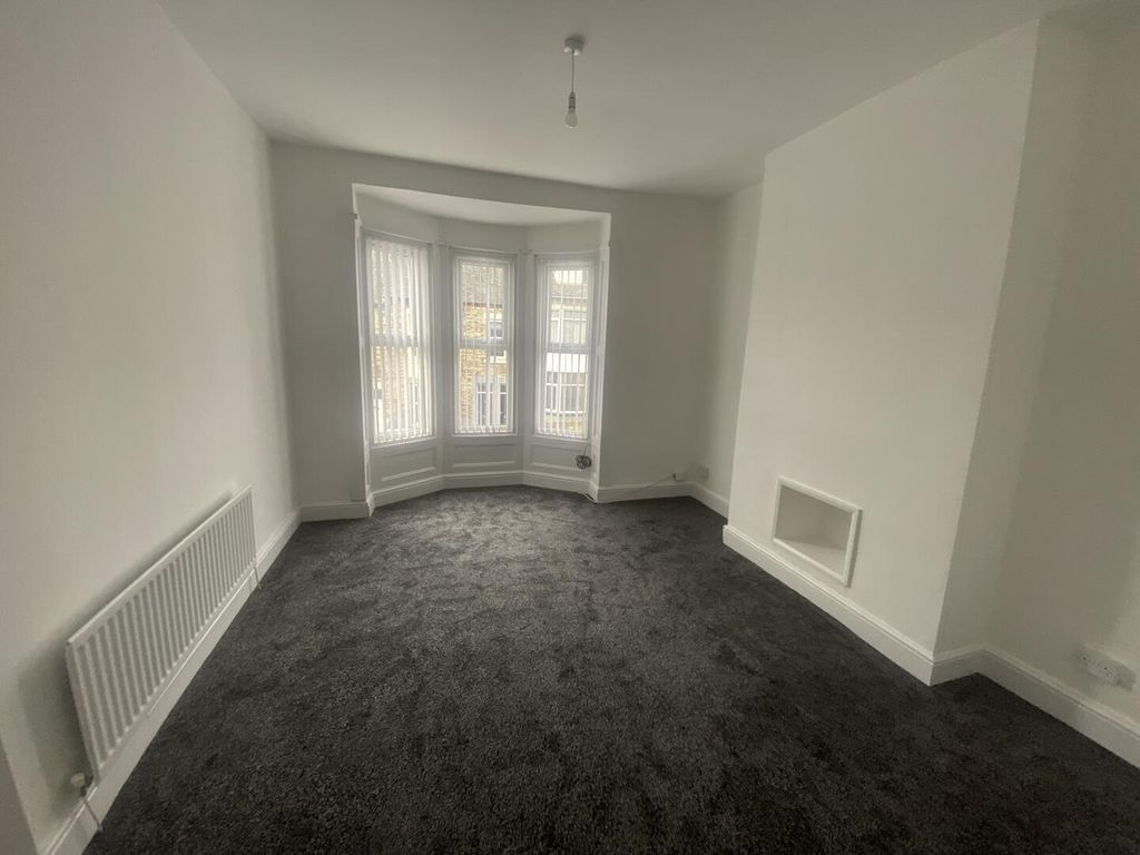Property photo 1 of 7 Living Room