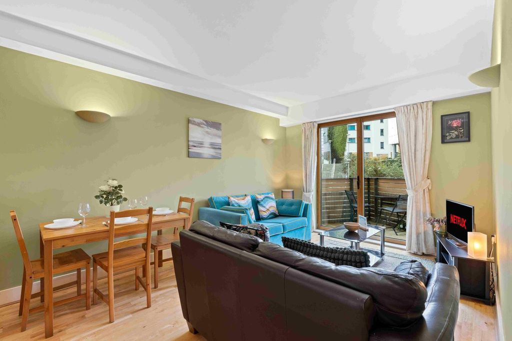 Property photo 1 of 18 Living Room
