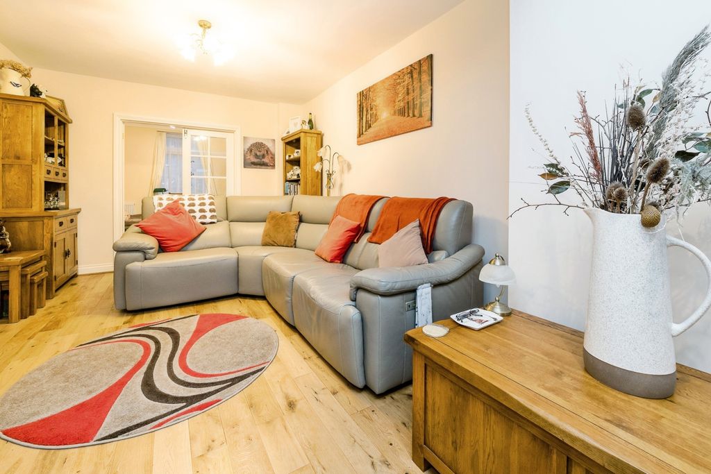 Property photo 2 of 17 Lounge