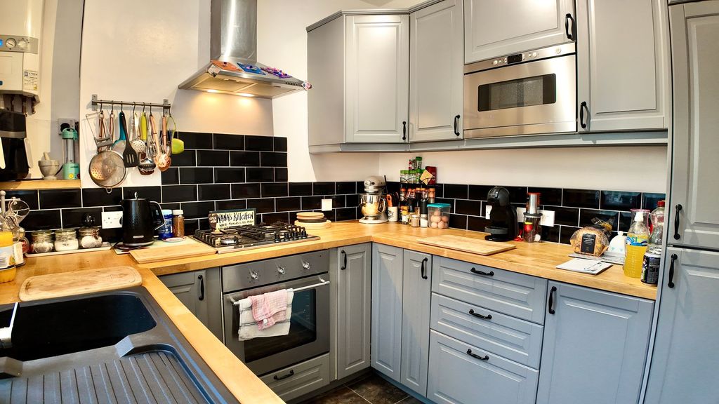 Property photo 3 of 28