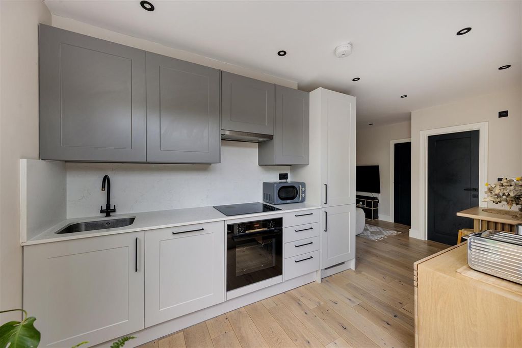 Property photo 3 of 18 Radlett Close E7