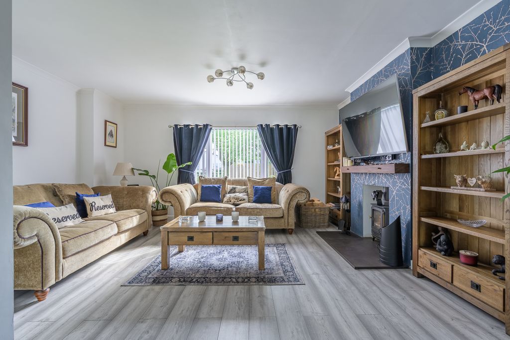 Property photo 3 of 28 Open Plan Lounge