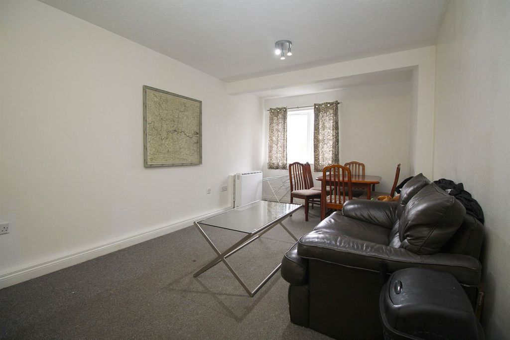 Property photo 1 of 12 Lounge