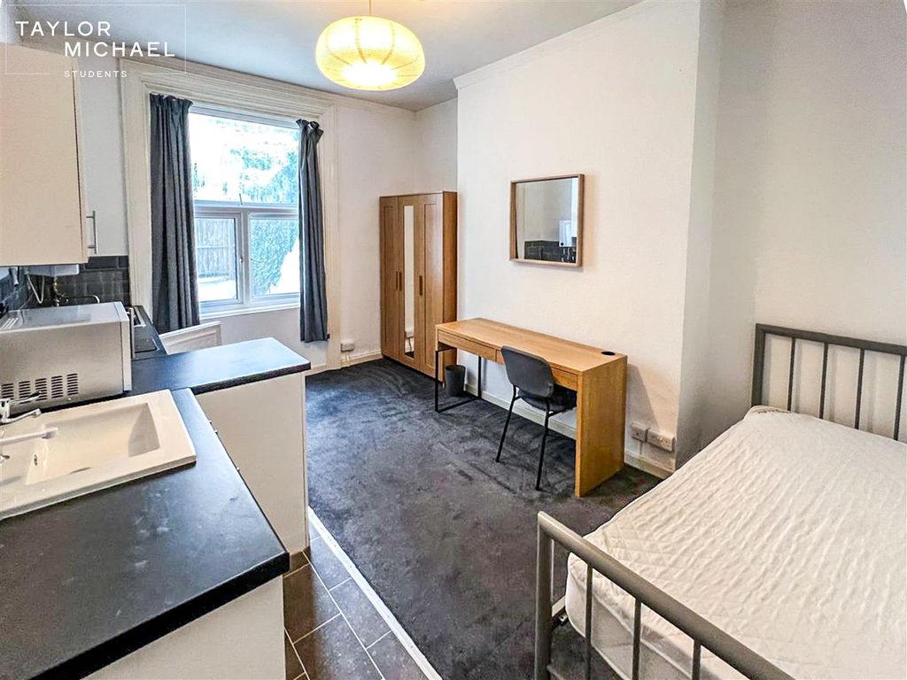 Property photo 1 of 7 Room