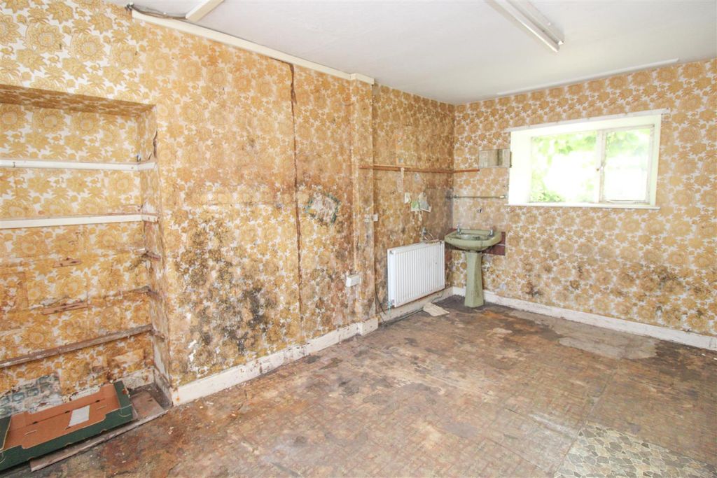 Property photo 2 of 12 Gf Room.Jpg