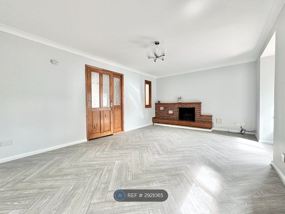 Property photo 3 of 13 Lounge