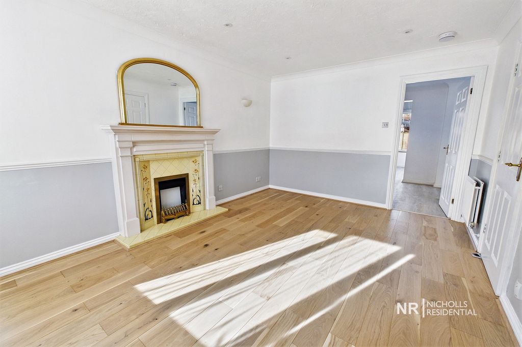 Property photo 3 of 14 Lounge