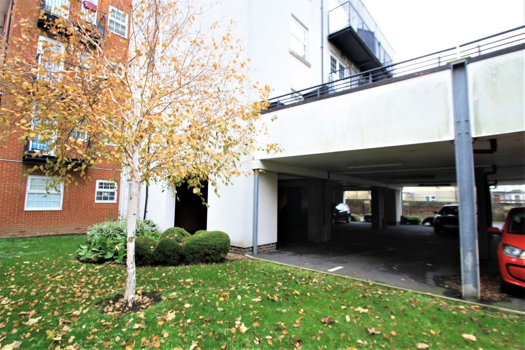 Property photo 2 of 10 Carpark.Jpg