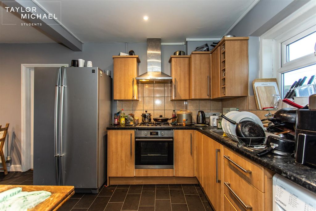 Property photo 3 of 12 Kitchen