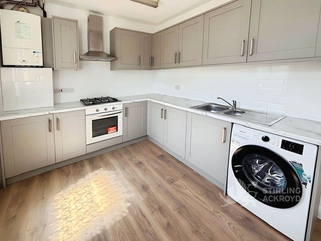 Property photo 3 of 10 Kitchen