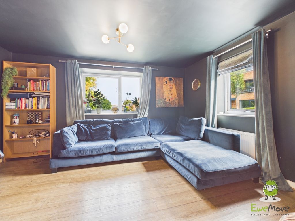 Property photo 3 of 16 Ewemove Estate Agents Basingstoke - Divot Way