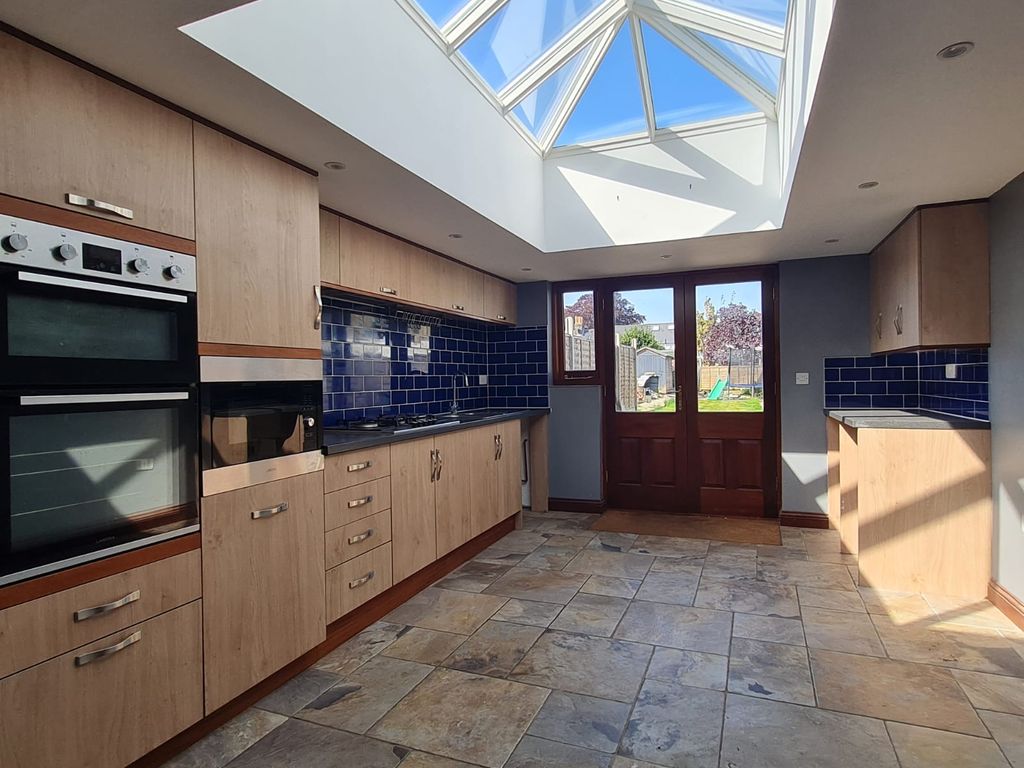 Property photo 2 of 11 Kitchen