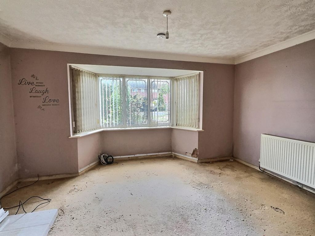 Property photo 3 of 7 Living Room