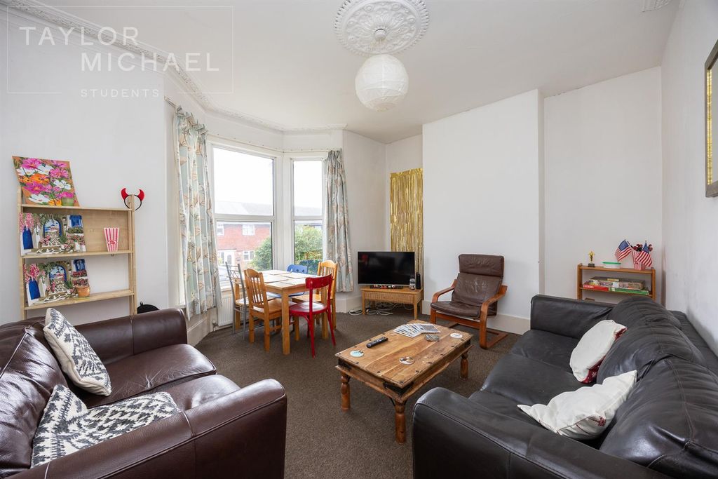 Property photo 2 of 18 Living Room