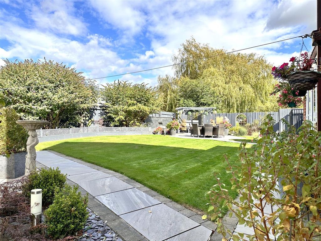 Property photo 3 of 26 Beautifully Landscaped Garden 514
