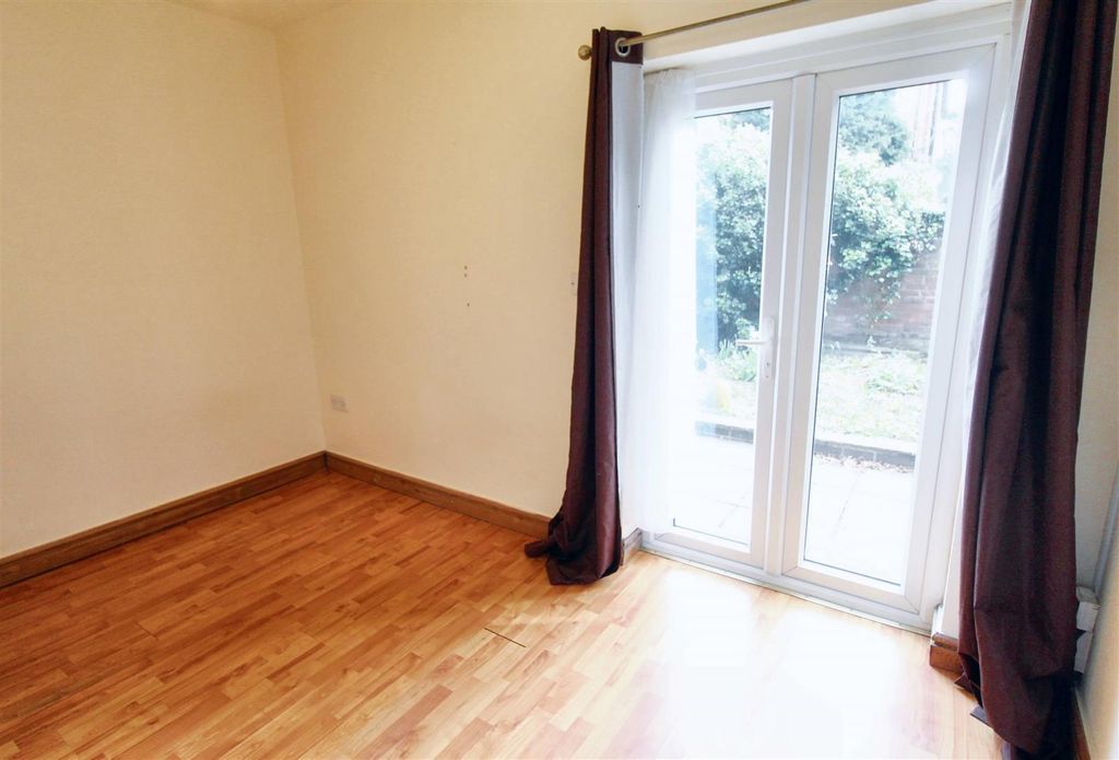 Property photo 2 of 6 Bedroom.Jpg
