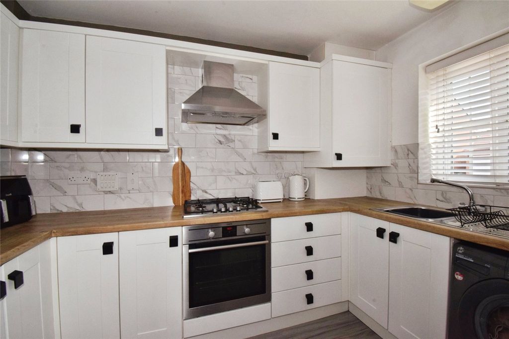 Property photo 3 of 19 Kitchen