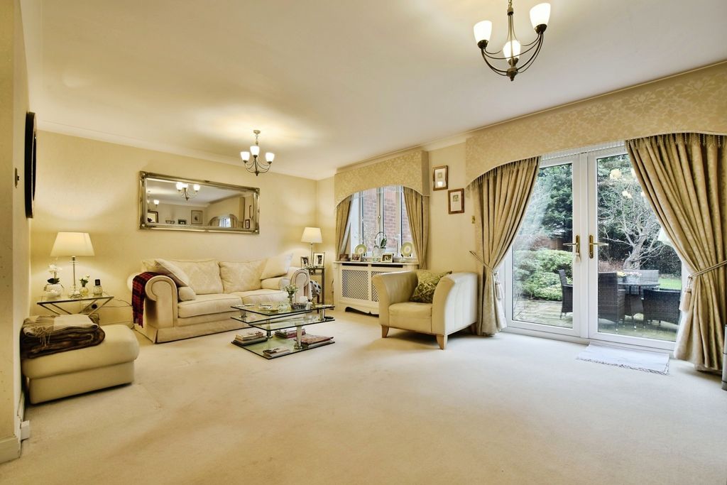 Property photo 2 of 16 Lounge