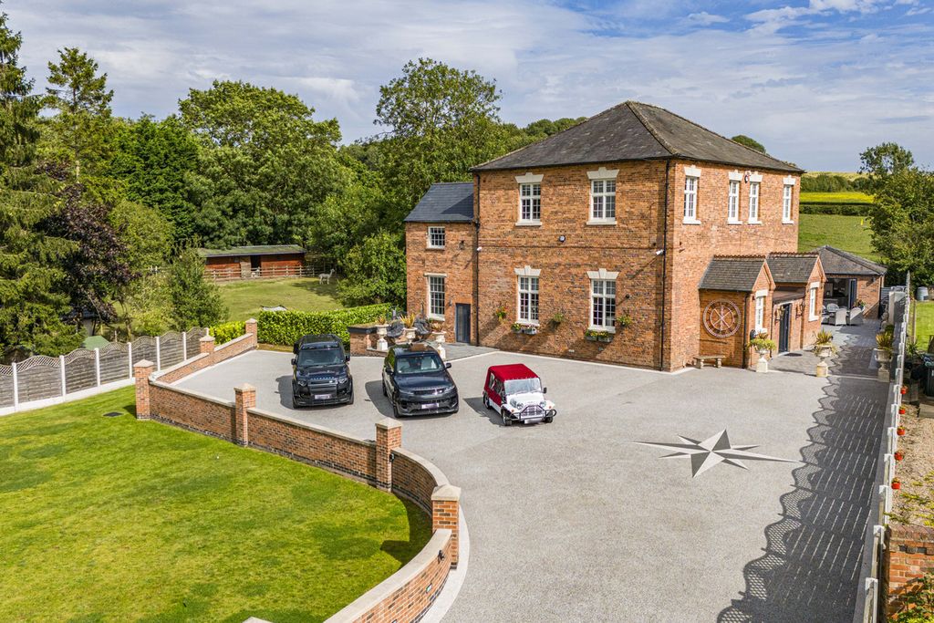 Property photo 1 of 32