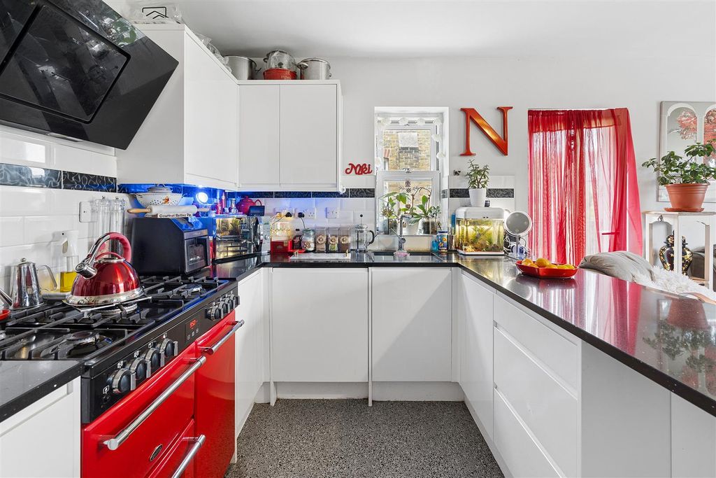Property photo 3 of 14 12 Crawford Gardens-Hr10.Jpg
