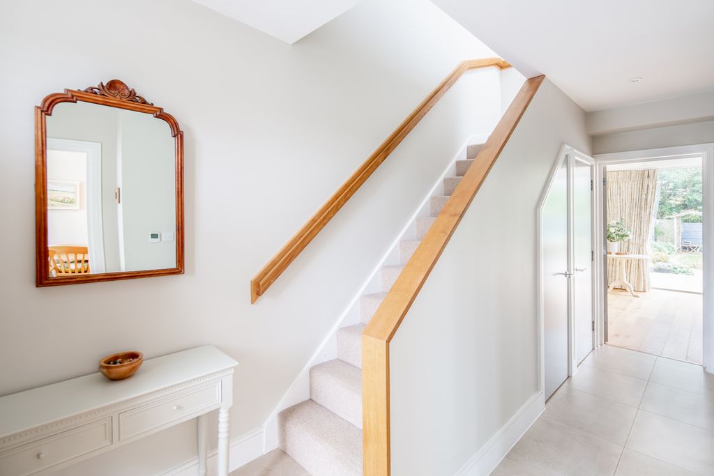 Property photo 3 of 25 Entrance Hall