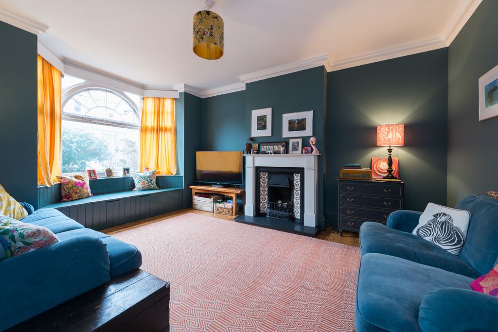 Property photo 2 of 18 Sitting Room