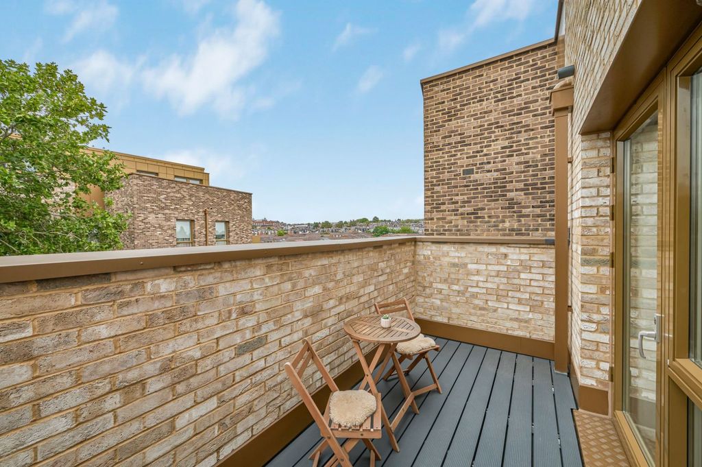 Property photo 2 of 8 Picture No. 18