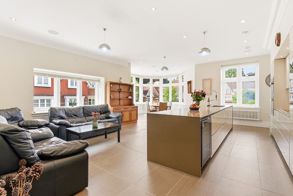Additional image 11 of 3 bed flat for saleQueen Elizabeth Crescent, Beaconsfield, Buckinghamshire HP9