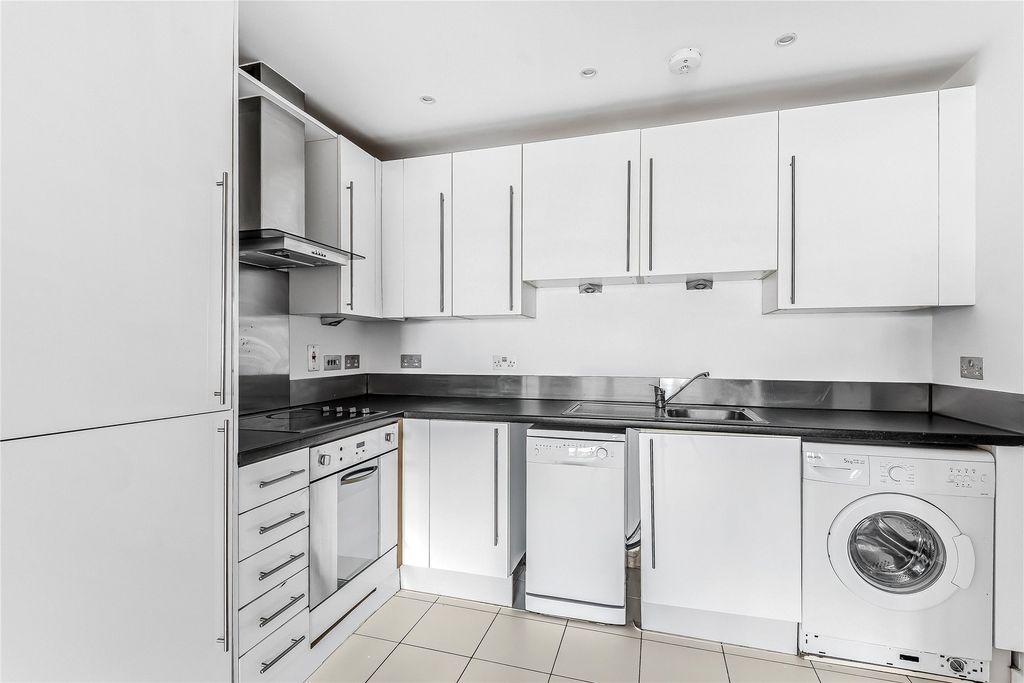 Property photo 3 of 9 Kitchen